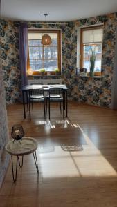 カルパチにあるRomantycznyのダイニングルーム(テーブル、椅子2脚付)