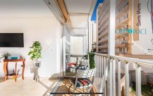 um quarto com uma varanda com uma mesa e uma televisão em AZAFRAN apartamento para descanso cerca de la playa em Calpe