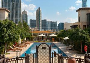 Bazén v ubytování Spectacular 2BR in Souk Al Bahar, Downtown with Burj & Dubai Mall view by Rich Stay nebo v jeho okolí