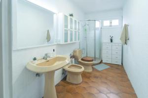 a bathroom with a sink and a toilet and a mirror at Un Lugar House San Telmo -Coliving in Las Palmas de Gran Canaria
