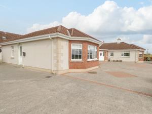 una casa con garaje blanco con entrada en Pine View, Longford, en Longford