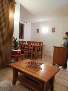 salon ze stołem i choinką świąteczną w obiekcie Appartement les chalets d estives w mieście Cauterets