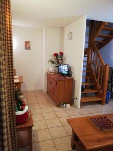 salon ze schodami i telewizorem w obiekcie Appartement les chalets d estives w mieście Cauterets