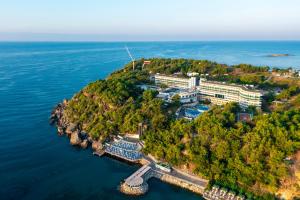 una vista aerea di un resort su un'isola in acqua di A Good Life Utopia Family Resort a Alanya