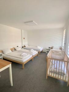 um quarto com três camas em Penzion Puk 