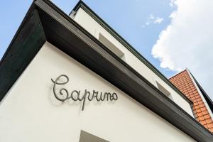 克诺克－海斯特CAPRINO Guesthouse的建筑物侧面的标志