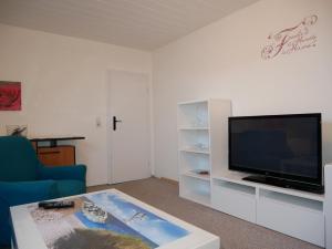 TV a/nebo společenská místnost v ubytování Ferienwohnungen Max & Monika nur 250m zum Strand