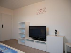 TV a/nebo společenská místnost v ubytování Ferienwohnungen Max & Monika nur 250m zum Strand