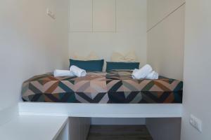 - un lit avec des oreillers bleus et une couette dans l'établissement Maximilianstraße, à Augsbourg