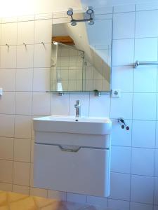 bagno con lavandino e specchio di Ferienwohnung-Weidenstieg-OG a Wenningstedt