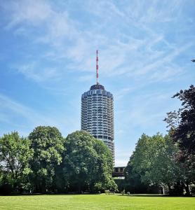 wysoki budynek z flagą na górze w obiekcie NEW I GREAT CITY VIEW I 32 FLOOR I BOXSPRINGBED and NETFLIX w Augsburgu