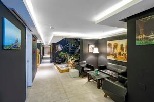 un soggiorno con un divano e un tavolo di A Good Life Utopia Family Resort a Alanya