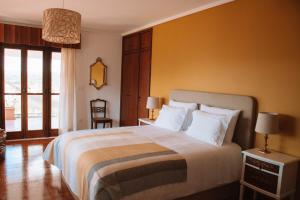 Giường trong phòng chung tại Just Like Home - Casa do Rosmaninho