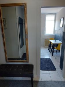 lustro w pokoju ze stołem i ławką w obiekcie Olaszrizling Apartman w mieście Veszprém