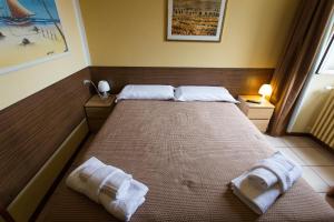 A bed or beds in a room at Hotel Pontenuovo