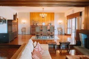 Khu vực ghế ngồi tại Just Like Home - Casa do Rosmaninho