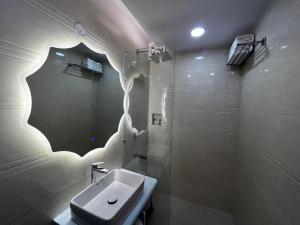 een badkamer met een wastafel en een spiegel bij The Warrick Homestay, A Luxe Stay Near Mall Road, Shimla in Shimla