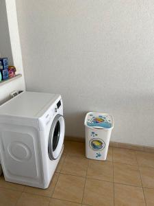 een wasmachine en een vuilnisbak in de kamer bij Appartamento Mare Fuori in Polignano a Mare