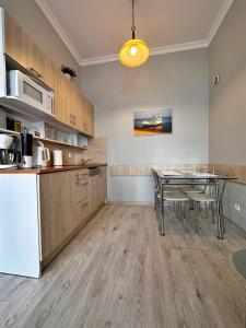 eine Küche mit einem Tisch und einem Esszimmer in der Unterkunft Gracja, Sopot Monte Cassino, Balkon, Parking in Sopot