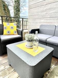 拉科斯特的住宿－Maison avec piscine à Lacoste，露台上的桌子和一瓶葡萄酒