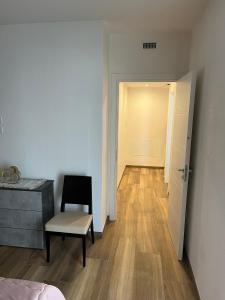 een lege kamer met een stoel en een deur bij Appartamento Mare Fuori in Polignano a Mare