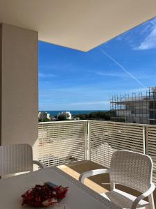 een balkon met een tafel en 2 stoelen en uitzicht bij Appartamento Mare Fuori in Polignano a Mare