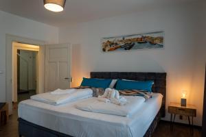 レーゲンスブルクにあるLiboria: Stylische Altstadtwohnungのベッドルーム1室(青い枕のベッド2台付)