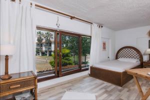 スカラ・フォルカスにあるF & B Summer Collection - Kassandra - Fourkaのベッドと大きな窓のある寝室