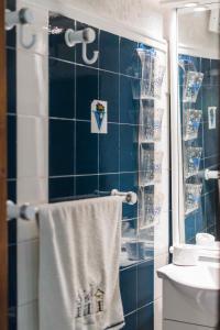 スカラ・フォルカスにあるF & B Summer Collection - Kassandra - Fourkaのバスルーム(シャワー、タオル、シンク付) +35枚の写真