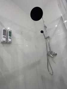y baño con ducha y cabezal de ducha. en Atico El Lagar de Labastida en Labastida