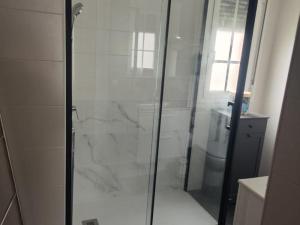Ένα μπάνιο στο Nuevo! Apartamento con garaje
