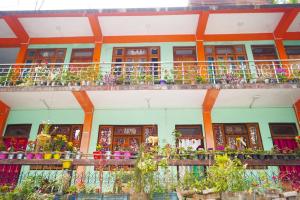 un edificio con fiori sui balconi di Yumasham Camping a Darjeeling