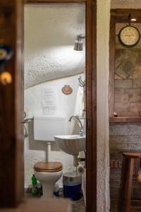 スカラ・フォルカスにあるF & B Summer Collection - Kassandra - Fourkaのトイレと洗面台のある小さなバスルーム