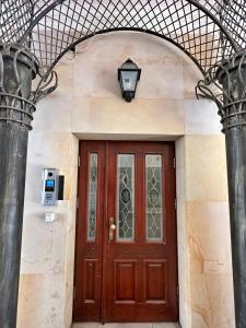 einen Eingang zu einem Gebäude mit einer Holztür in der Unterkunft Gracja, Sopot Monte Cassino, Balkon, Parking in Sopot