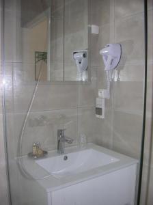 Koupelna v ubytování Hôtel L'Ecailler
