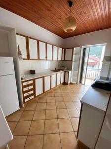 Kuchyň nebo kuchyňský kout v ubytování Laki's House Οροφοδιαμέρισμα με σοφίτα