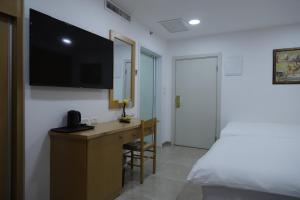 Rúm í herbergi á Mount of Olives Hotel