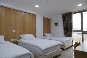 Rúm í herbergi á Mount of Olives Hotel