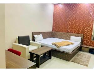 Camera piccola con letto e sedia di Hotel Mohan Palace, Kondagaon a Kondagaon