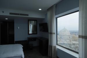 Rúm í herbergi á Mount of Olives Hotel
