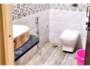 bagno con servizi igienici bianchi e lavandino di Hotel Mohan Palace, Kondagaon a Kondagaon