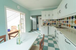 Un Lugar House San Telmo -Coliving的厨房或小厨房