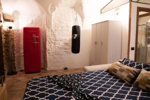 1 dormitorio con cama y pared con astrumento en Palazzolo Centro Storico - 15 min Dal Lago d'Iseo en Palazzolo sullʼOglio