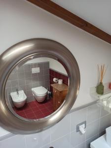 a bathroom with a mirror and a toilet at Appartamento Vero_Arco in Arco