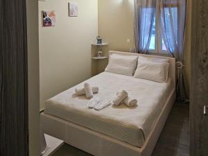 ein Schlafzimmer mit einem Bett mit zwei Handtüchern darauf in der Unterkunft Elia Paradise Villa with Pool in Iraklio
