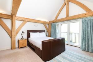 Un dormitorio con una cama y una ventana grande. en Beach Side, en Bembridge 31 fotos más