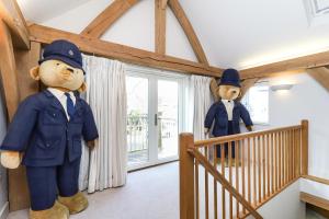 Dos grandes osos de peluche están parados en una habitación. en Beach Side, en Bembridge