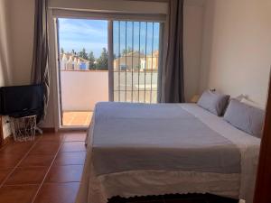 Säng eller sängar i ett rum på Charming 1 bedroom suite with shared kitchen next to Puerto Banus