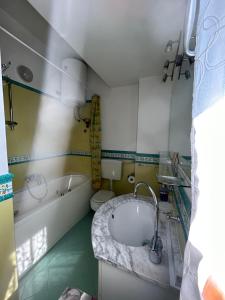 Kúpeľňa v ubytovaní Attico mansardato affacciato sul cuore di Brescia