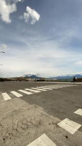 ein leerer Parkplatz mit weißen Kreuzen auf der Straße in der Unterkunft B&b da Imma e Lucia in Neapel